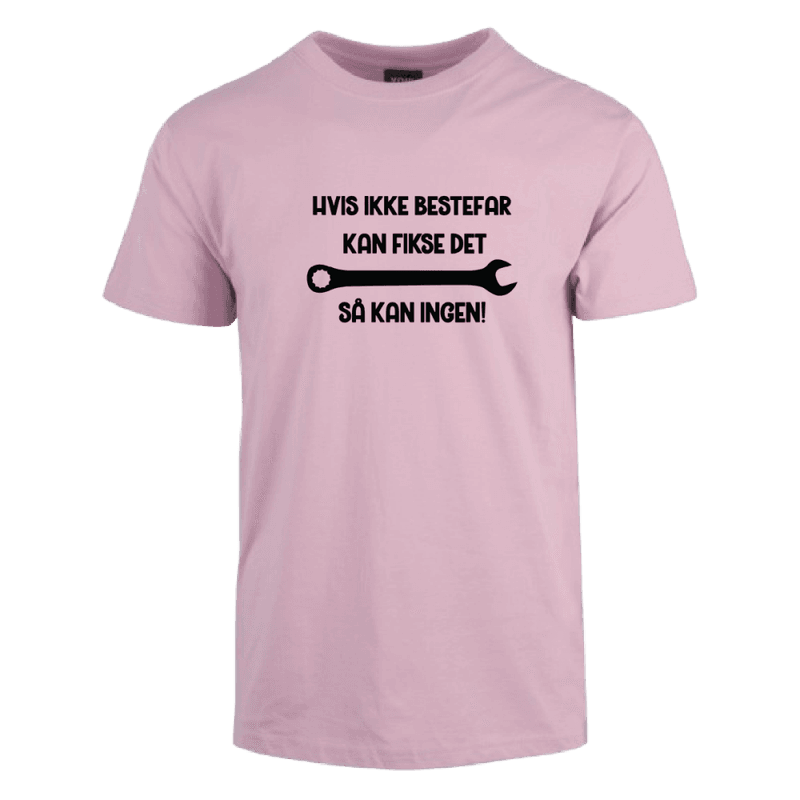 Bestefar fikser T-skjorte